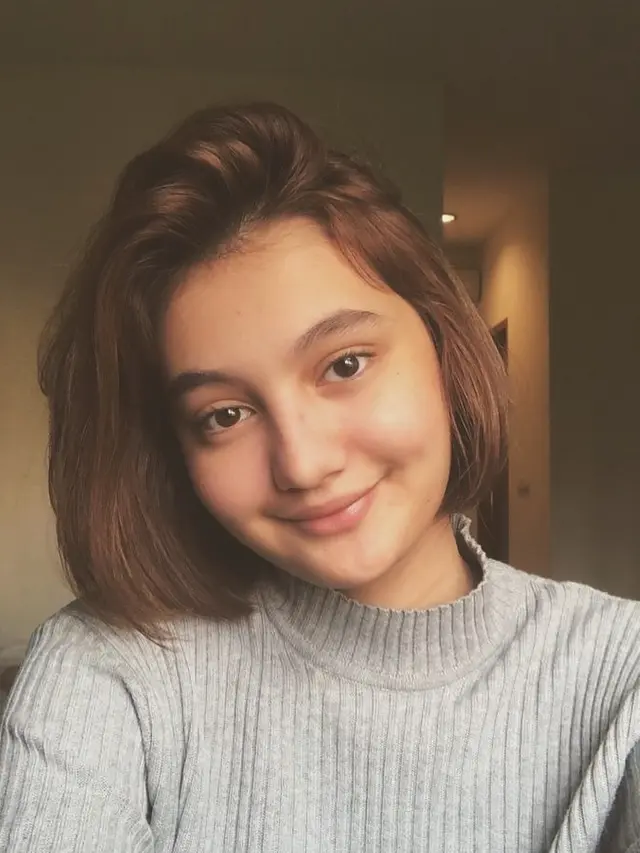 7 Potret Laura Jackson, Adik Zoe Jakson yang Tak Kalah Memesona