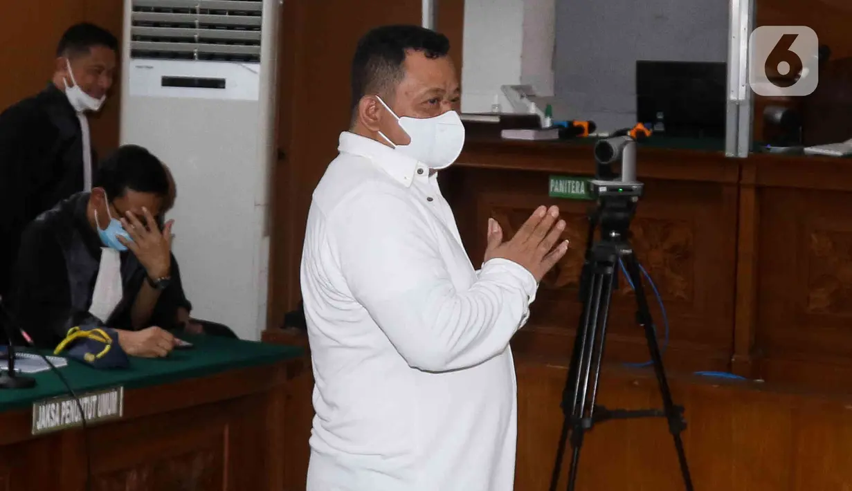 Terdakwa kasus dugaan pembunuhan berencana Brigadir Yosua, Kuat Ma'ruf bersiap mengikuti sidang lanjutan di PN Jakarta Selatan,Selasa (14/2/2023). Tuntutan dengan hukuman 8 penjara diberikan JPU berdasarkan dakwaan premier Pasal 340 dan Pasal 55 ayat (1) ke-1 KUHP. Hukuman itu lebih ringan dibandingkan dengan hukuman maksimal yang mencapai pidana mati. (Liputan6.com/Herman Zakharia)