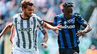 Penyerang Atalanta, Duvan Zapata mendapatkan pengawalan ketat dari bek tengah Juventus, Daniele Rugani dalam lanjutan Serie A 2022/2023 di Gewiss Stadium, Minggu (7/5/2023) malam WIB. (Dok. Atalanta BC)