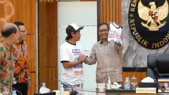 Menko Polhukam Mahfud Md bertemu perwakilan keluarga korban Tragedi Kanjuruhan di kantornya, Jakarta