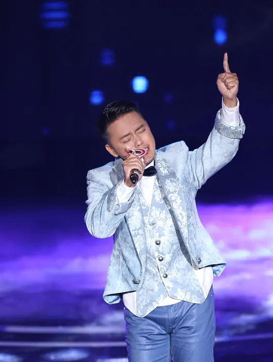 Finalis D'Academy Asia 2015 yang mewakili Indonesia, Danang tampil dengan membawakan lagu berjudul ‘Mirasantika’ karya Rhoma Irama. Danang diakui komentator merupakan finalis yang konsisten dengan performa terbaiknya. (Andy Masela/Bintang.com)