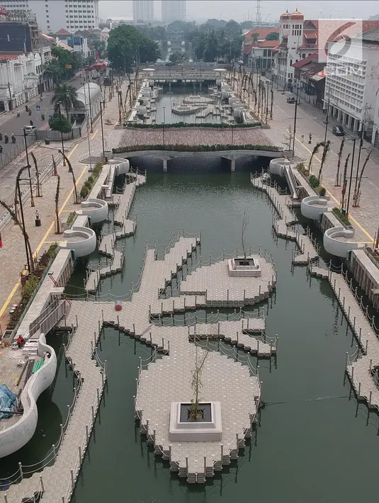 Pemandangan proyek revitalisasi kawasan Kali Besar, Kota Tua yang dilihat dari atas, Jakarta Barat, Kamis (3/5). Pengerjaan proyek revitalisasi kawasan Kali Besar ini sudah lebih dari 90 persen atau hampir selesai. (Liputan6.com/Arya Manggala)