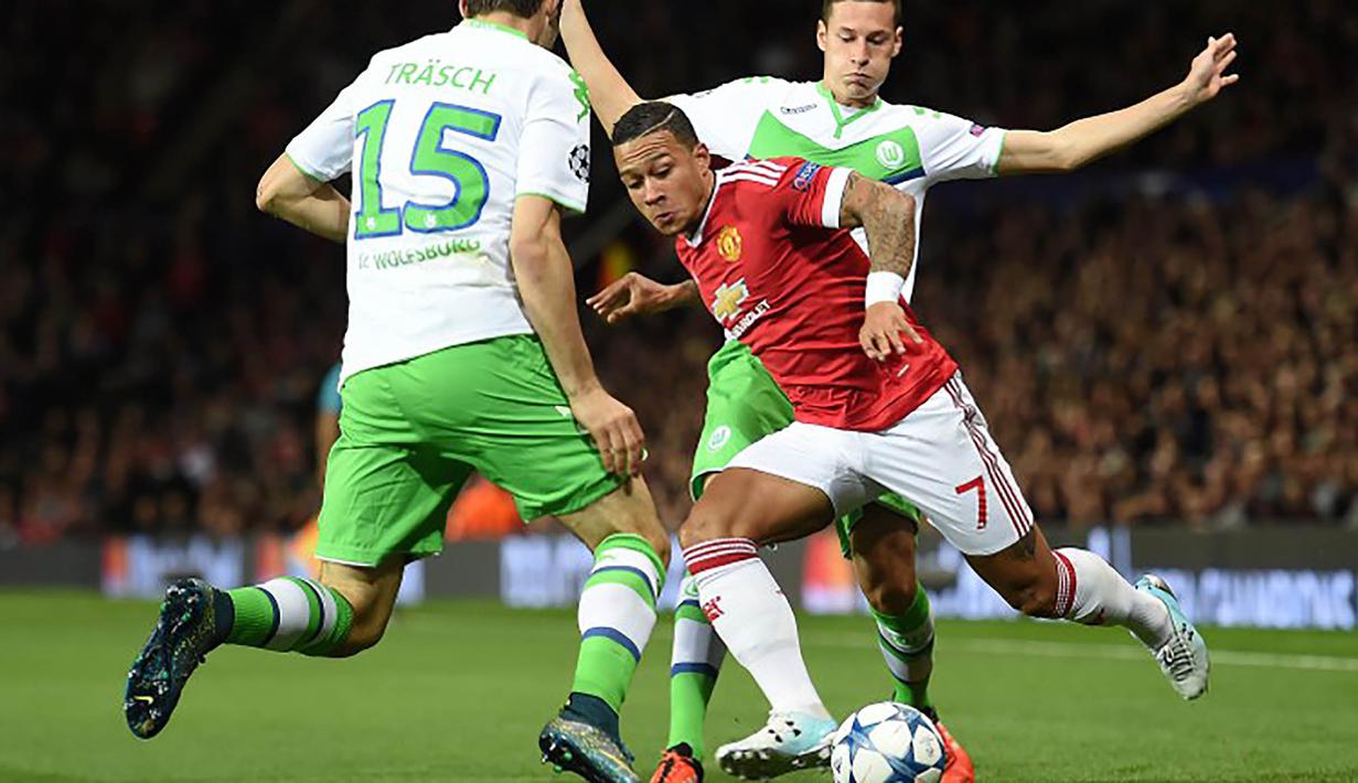 Pemain Manchester United, Memphis Depay berusaha melewati hadangan pemain Wolfsburg pada laga Liga Champions di Stadion Old Trafford, Inggris, Kamis (1/10/2015). (AFP Photo/Paul Ellis)