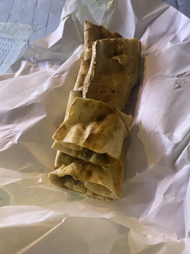 roti isi keju manis dan gurih dari keju zaatar dari toko roti terkenal Afghanistan, Al Shaiba Bakery