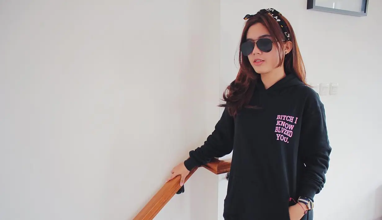 Menggunakan hoodie berwarna hitam, Gadis berusia 19 tahun ini tampak santai. Penampilan serba hitamnya dilengkapi dengan kacamata hitam dan bandana hitam yang membuatnya tampak semakin manis. (Liputan6.com/IG/@faynabilalxndr)