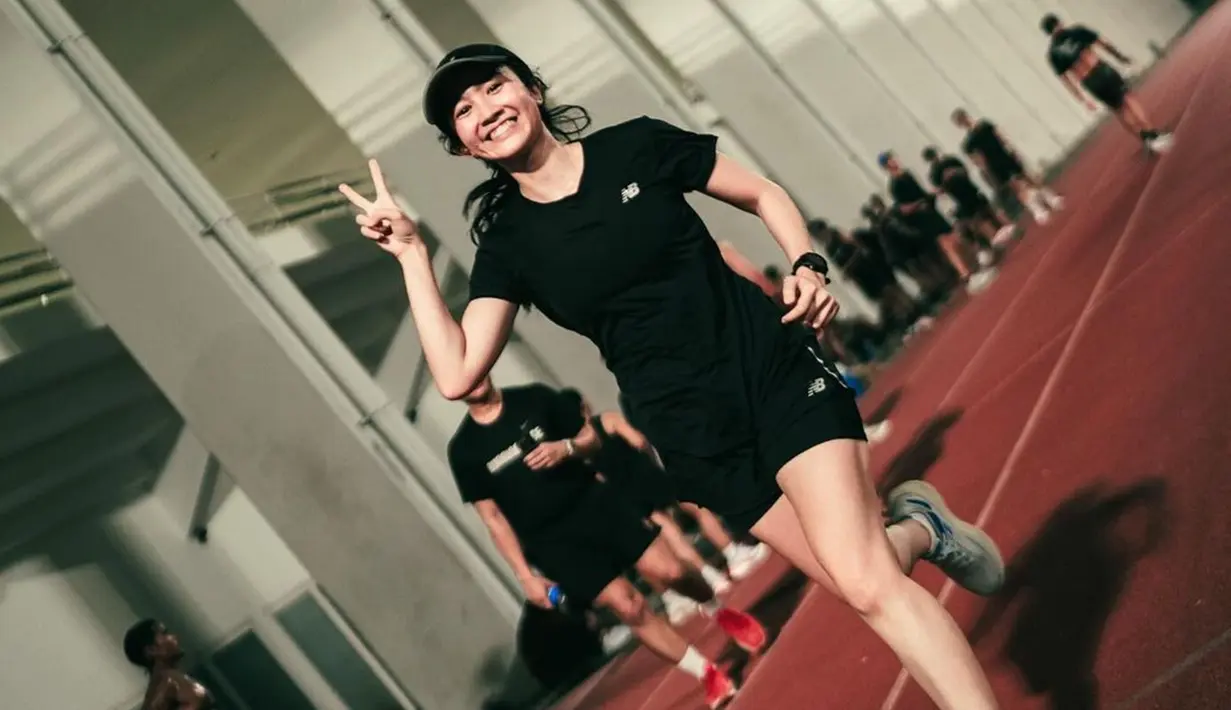 Dirinya juga beberapa kali mengunggah momen saat menjalani latihan lari di akun Instagram. Tentu saja outfit sporty Febby ini juga tak lepas dari sorotan. (Liputan6.com/IG/@febbyrastanty)
