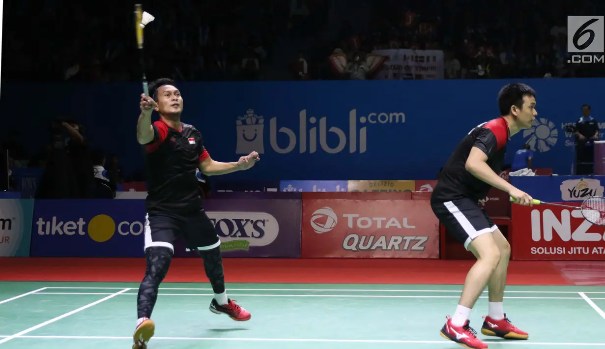 Pebulu tangkis putra campuran Indonesia, M Ahsan/Hendra Setiawan saat melawan Markus Ellis/Chris Langridge (Inggris) di Babak 32 besar Indonesia Open 2019 di Istora Senayan, Jakarta, Rabu (17/7/2019). M Ahsan/Hendra Setiawan unggul 28-26, 21-17. (Liputan6.com/Helmi Fitrhiansyah)