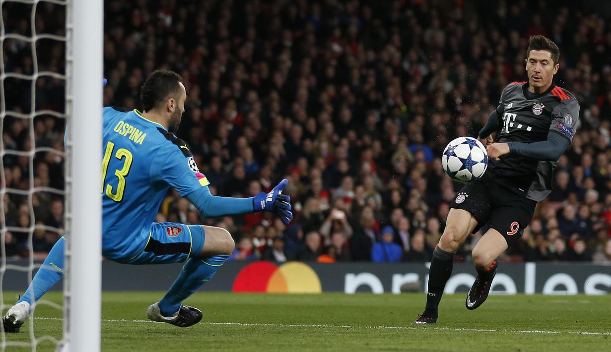 Striker Bayern Munchen, Robert Lewandowski, saat mencetak gol ke gawang Arsenal pada leg kedua babak 16 besar Liga Champions di Stadion Emirates, London, (7/3/2017). Bayern Munchen menang agregat 10-2 atas Arsenal. (AFP/Ian Kington)