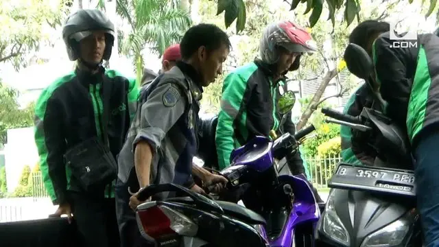 VIDEO: Lagi Istirahat, Motor Ojek Online Diangkut Dishub