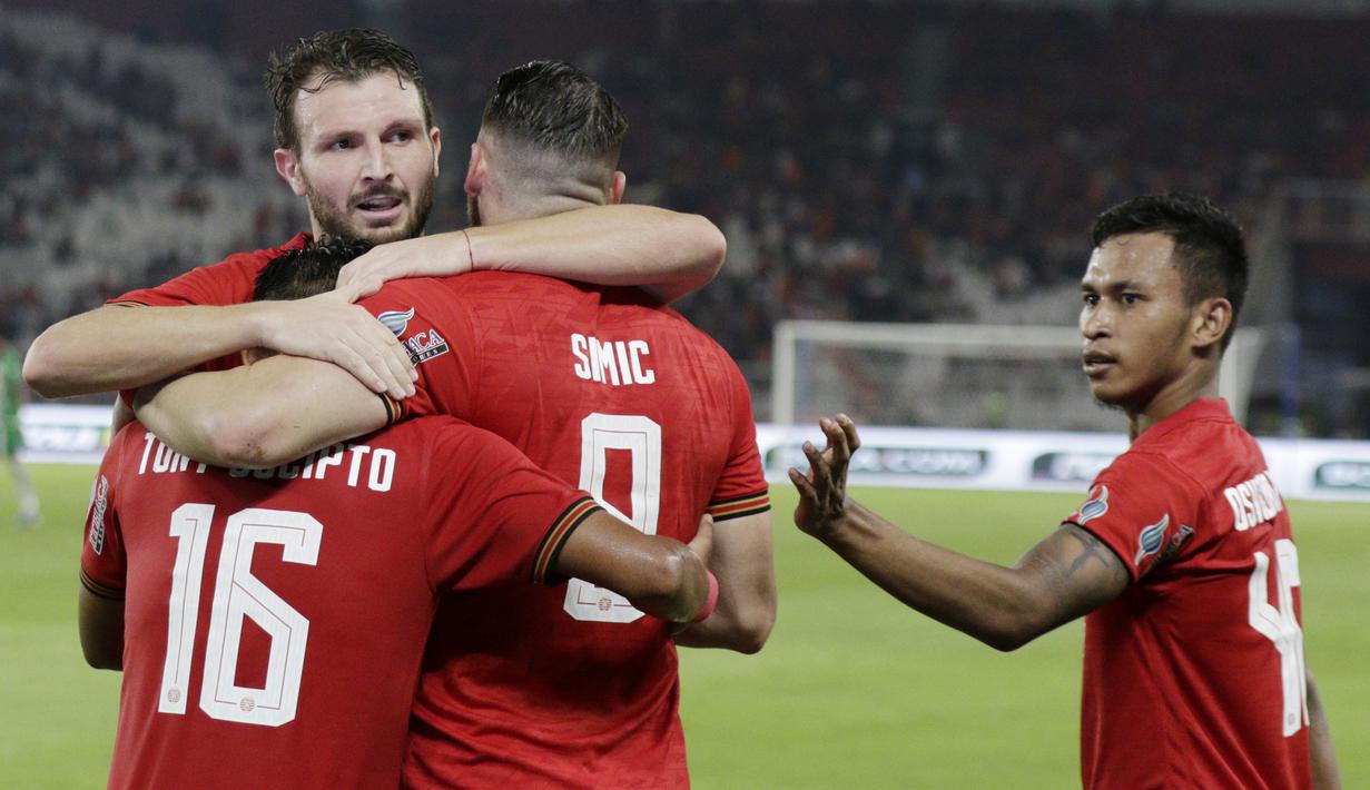 Pemain Persija Jakarta merayakan gol yang dicetak oleh Heri Susanto ke gawang Geylang International FC pada laga uji coba di SUGBK, Jakarta, Minggu, (23/2/2020). Persija menang dengan skor 3-1. (Bola.com/M Iqbal Ichsan)