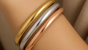 Model Gelang Emas Bertumpuk yang Lagi Tren di 2025/AI