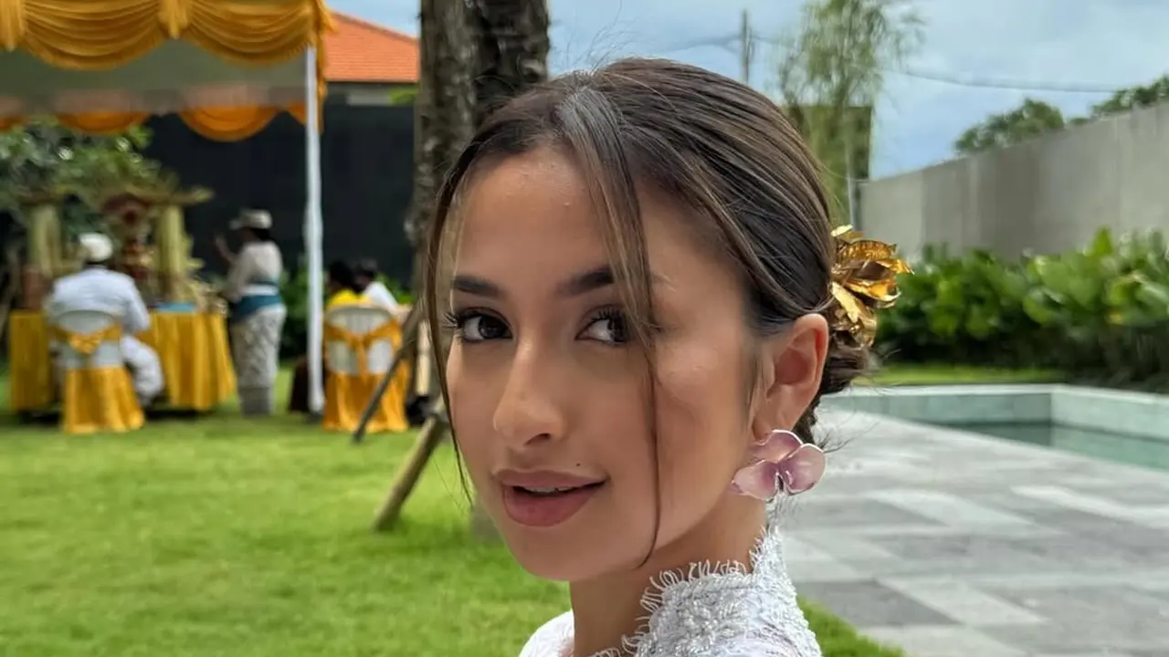 Potret Jennifer Coppen Tampil Anggun dengan Kebaya Bali Putih, Gelar Ritual Melaspas Rumah Baru untuk Kamari