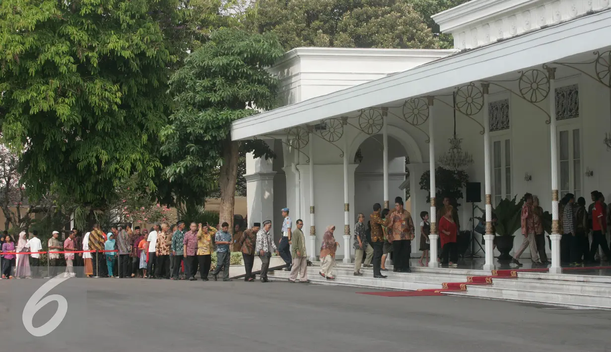 Sejumlah warga berantusias mengikuti open house Presiden Jokowi di Istana Kepresidenan Gedung Agung, Yogyakarta, Sabtu (9/7). Open House ini diikuti oleh ribuan masyarakat yang berada di Yogyakarta. (Liputan6.com/Boy Harjanto)