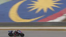 Pembalap Yamaha Jorge Lorenzo saat melakukan sesi latihan bebas  di Sirkuit Internasional Sepang, Malaysia, Sabtu  (24/10/2015).   Lorenzo menegaskan ia merasa tidak tertekan jelang bergulirnya MotoGP Malaysia. (REUTERS/Olivia Harris)