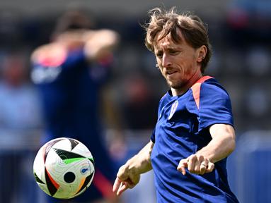 Gelandang Kroasia #10 Luka Modric menghadiri sesi latihan MD-1 menjelang matchday terakhir Grup B Euro 2024,  di base camp tim di Neuruppin, Minggu (23/6/2024). (GABRIEL BOUYS / AFP)