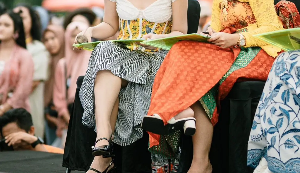 Seperti pada potret ini, Fanny kenakan korset batik pesisir sebagai sentuhan Indonesia. Dipadukan dengan kebaya dan rok batik hitam putih [@fannysoegi]