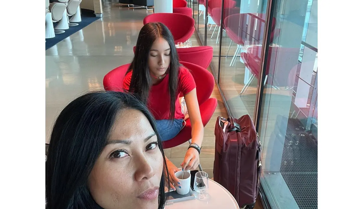 Potret ibu dan anak saat ngopi bareng. (Foto: Instagram/ anggun_cipta)