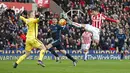 Pemain Stoke City, Bojan Krkic melakukan tembakan  ke gawang Manchester City pada lanjutan Liga Premier Inggris di Stadio Britania, Sabtu(5/12/2015). (Reuters/Carl Recine)