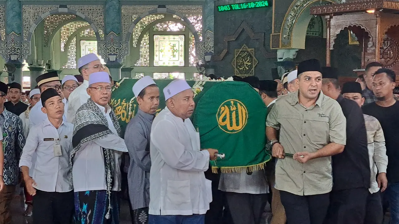 Ayah dari calon wakil bupati Tangerang Intan Nurul Hikmah dan juga ayah dari manajer tim nasional U-20 Ahmed Zaki Iskandar, yaitu Ismet Iskandar menghembuskan napas terakhirnya saat menjalani perawatan di RSUD Kabupaten Tangerang, Selasa, 15 Oktober 2024,
