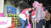 Petugas Pertamina Patraniaga lakukan pengecekan ketersedian  gas LPG 3 Kg di tingkat agen (Hermawan Arifianto/Liputan6.com)