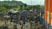 Persebaya Vs Persib: Ratusan Bonek Meluber hingga Pinggir Lapangan Si Jalak Harupat