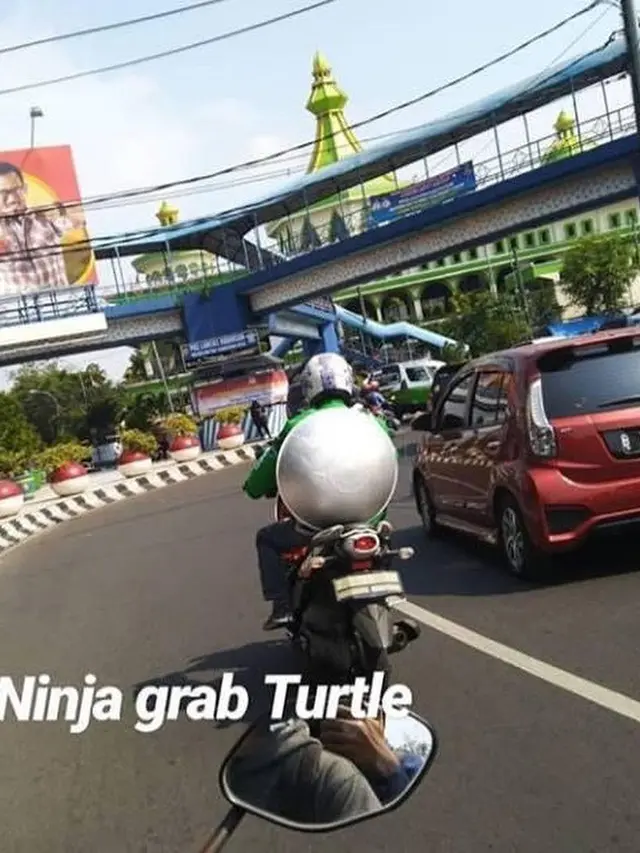 Gaya Driver Ojek Online saat Berasa Jadi Superhero Ini Bikin Geleng-Geleng