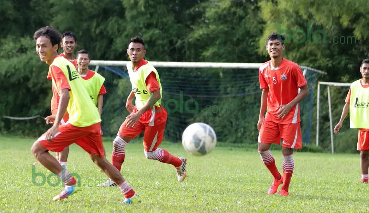 Berlatih game menjadi salah satu menu latihan pemain Persija di Lapangan National Youth Training Center, Sawangan, Depok, Rabu (17/2/2016). (Bola.com/Nicklas Hanoatubun)