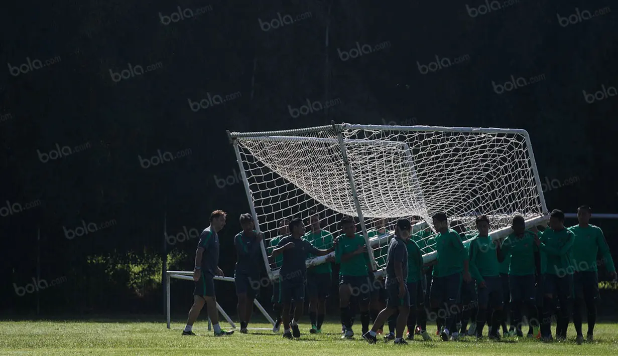 Pera pemain timnas Indonesia bersiap berlatih di Lapangan Sekolah Pelita Harapan, Banten, Sabtu (29/10/2016). Latihan ini digelar untuk persiapan jelang Piala AFF, November mendatang. (Bola.com/Vitalis Yogi Trisna)  