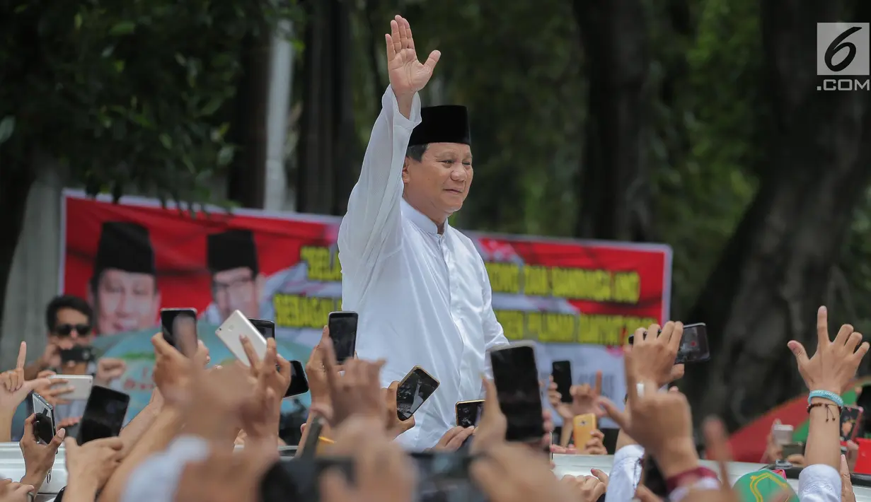 Capres nomor urut 02 Prabowo Subianto menyapa pendukungnya di kediamannya di Jalan Kertanegara, Kebayoran Baru, Jakarta, Jumat (19/4). Usai melaksanakan Salat Jumat, Prabowo disambut ribuan pendukungnya yang telah menunggu di Kartanegara dari pagi. (Liputan6.com/Faizal Fanani)
