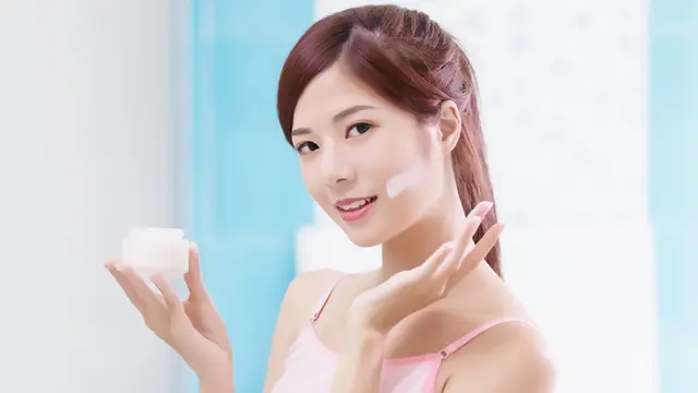 ilustrasi menggunakan moisturizer