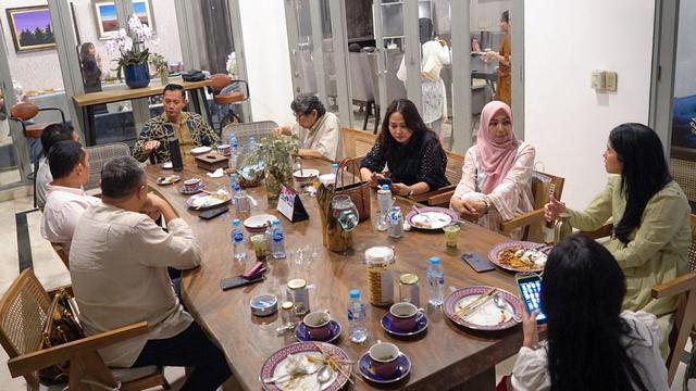 Potret Annisa Pohan saat buka bersama dengan keluarga besar (Sumber: Instagram/@annisayudhoyono)