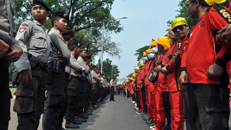 Ribuan Buruh Ajak Gurita Demo di Depan Istana