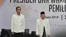 Pasangan Presiden dan Wapres terpilih, Joko Widodo atau Jokowi dan Ma'ruf Amin menyanyikan lagu Indonesia Raya pada Rapat Pleno Terbuka Penetapan Presiden dan Wakil Presiden Terpilih Pemilu 2019 di Gedung KPU, Jakarta, Minggu (30/6/2019). (merdeka.com/Iqbal S Nugroho)