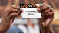 Mantan pesepak bola Prancis, Eric Abidal, menunjukan nama Arsenal saat undian semifinal Liga Europa di Nyon, Swiss, Jumat (13/4/2018). Arsenal akan melawan Atletico Madrid, Marseille melawan Salzburg. (AFP/Fabrice Coffrini)