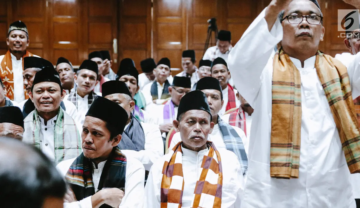 Para marbot masjid Jakarta yang diberangkatkan untuk umrah mendengar kata sambutan Gubernur DKI Jakarta Anies Baswedan di Balai Kota, Jumat (9/11). Para marbot telah lolos seleksi Dewan Mesjid Indonesia atau DMI. (Liputan6.com/Immanuel Antonius)