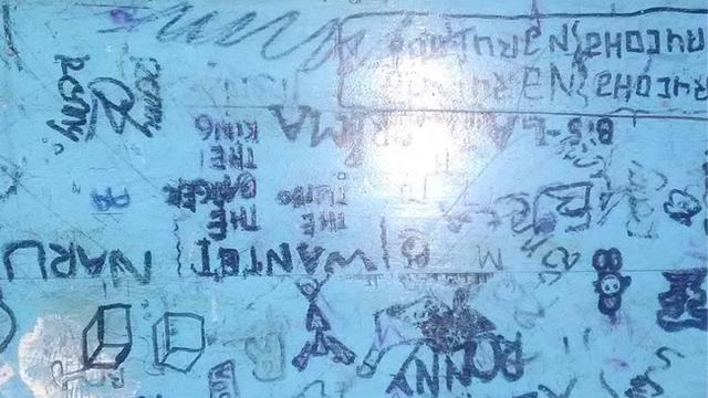 10 Coretan Siswa di Meja Sekolah, Absurd tapi Bikin Kangen