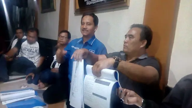 Pasangan Agus Supriadi-Imas Aa Ubudiyah gugat KPU Garut. (Liputan6.com/jayadi Supriadin)