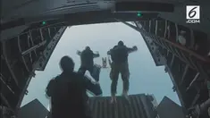 Puluhan penerjun beraksi pada HUT ke-72 TNI, diikuti oleh semua kesatuan TNI. Salah satunya Sertu Dessy Alvionita yang berasal dari kesatuan Kopassus.