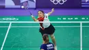 <p>Pebulutangkis Indonesia, Gregoria Mariska Tunjung mencegat bola di depan net saat menghadapi wakil Republik Ceska, Tereza Svabikova pada laga terakhir Grup G nomor tunggal putri cabor bulutangkis Olimpiade Paris 2024 di Porte de la Chapelle Arena, Paris, Rabu (31/7/2024). Gregoria Mariska Tunjung menang straight-game 21-12, 21-18. (Dok. NOC Indonesia/Naif Muhammad Al'as)</p>