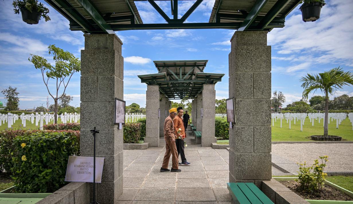 Kemenangan gemilang pasukan Jepang dalam pertempuran ini menjadi titik awal menyerah dan takluknya Pemerintah Hindia Belanda sekaligus menandai dimulainya pendudukan Jepang di wilayah Indonesia, khususnya di Pulau Jawa. Tampak dalam foto, orang-orang terlihat setelah memberi penghormatan kepada para prajurit Belanda yang gugur selama upacara peringatan 84 tahun Pertempuran Laut Jawa di pemakaman perang Belanda Ereveld di Surabaya, Jawa Timur, pada Jumat 27 Februari 2026. (JUNI KRISWANTO/AFP)