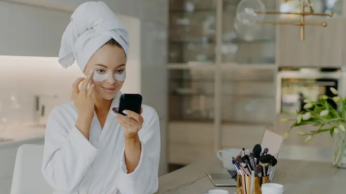 Tips Melembapkan Kulit Area Mata untuk Cegah Tanda Penuaan Dini yang Mengganggu Penampilan