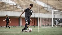 Pemain muda PSS Sleman, Hokky Caraka yang sedang diseleksi dalam sesi latihan dengan para pemain seniornya. (Dok PSS Sleman)
