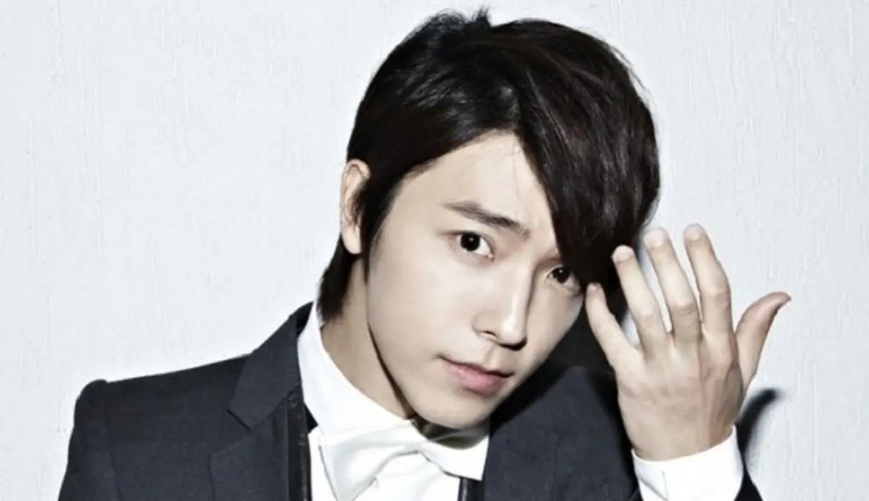 Tatapan matanya yang teduh dan wajahnya yang tampan, Donghae sanggup membuat cewek meleleh saat melihatnya. (Foto: Soompi.com)