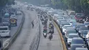 Puluhan pengendara motor melanggar masuk ke jalur bus transjakarta di kawasan Mampang Prapatan, Jakarta, Kamis (29/10). Lemahnya penegakan hukum menyebabkan banyaknya kendaraan pribadi yang menyerobot jalur bus Transjakarta. (Liputan6.com/Gempur M Surya)