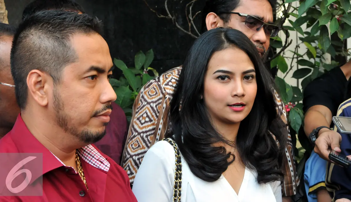 Vanessa Angel bersama kuasa hukumnya saat diwawancarai di Komnas Perempuan di Jakarta, Kamis (30/7/2015). Tujuannya datang ke Komnas Perempuan karena merasa prihatin atas maraknya kasus kekerasan terhadap kaum perempuan. (Liputan6.com/Panji Diksana)