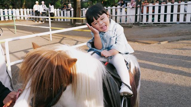 7 Potret Atta Halilintar Ajak Keluarga Liburan, Ameena Berani Naik Kuda Poni