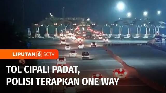 Sistem satu arah diberlakukan petugas sejak Km 188 gate tol Palimanan, Kabupaten Cirebon, Jawa Barat, menuju ke gate tol Cikatama, pada Sabtu malam. Tinggi arus dari Jawa menuju ke Jakarta, kembali petugas menerapkan sistem satu arah.