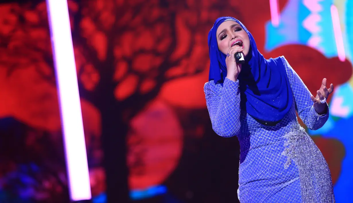 "Suami Siti sudah kasih surprise hening di tempat tertinggi, rooftop, sama anak-anak. Siti suka tempat yang hening," aku Siti Nurhaliza, di Jakarta Convention Center, Senayan, Jakarta, Rabu (11/1/2017) malam. (Adrian Putra/Bintang.com)