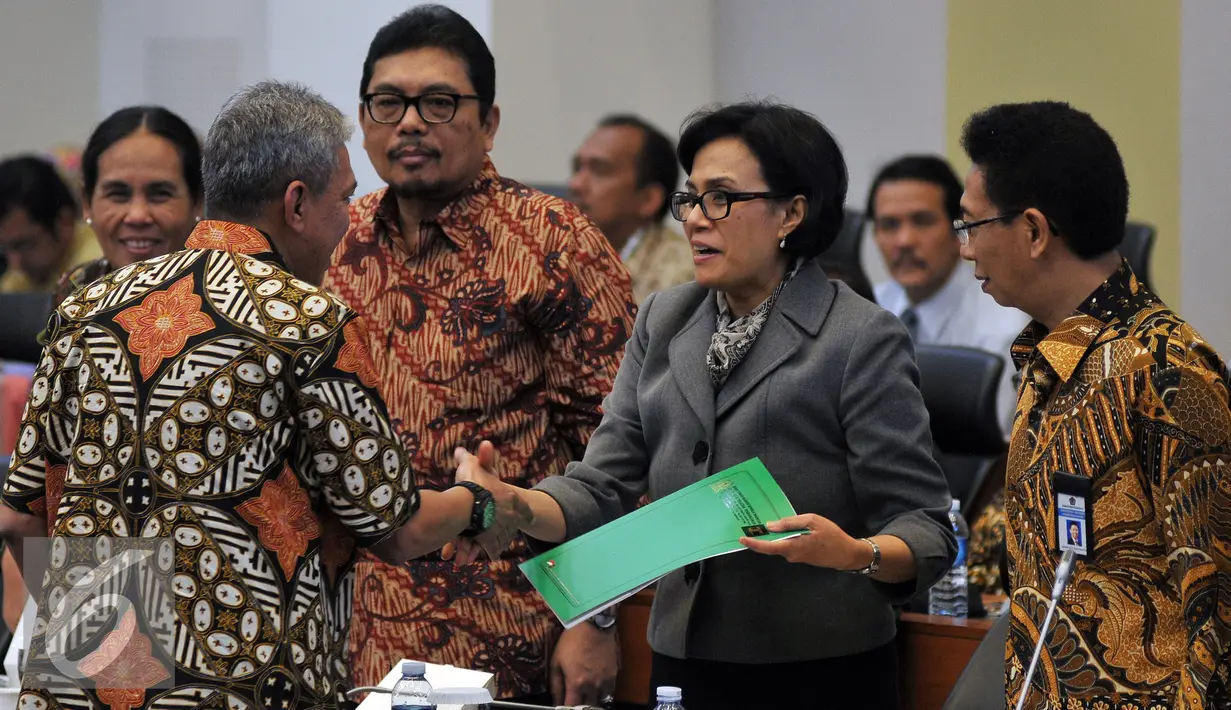 Menkeu Sri Mulyani bersalaman dengan anggota Banggar DPR usai menggelar rapat kerja di Kompleks Parlemen, Senayan, Jakarta, Kamis (25/8). (Liputan6.com/Johan Tallo)