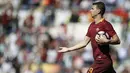 Penyerang AS Roma, Edin Dzeko merayakan gol saat melawan Atalanta BC pada Serie A di Olimpico stadium, Roma, (15/4/2017).  Dzeko mencetak 29 gol - 58 poin. (EPA/Riccardo Antimiani)